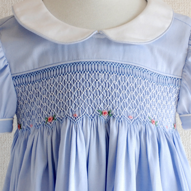 １点もの☆ブルーの布地に小さなお花がポイントのモッキング刺繍ワンピース(70cm)